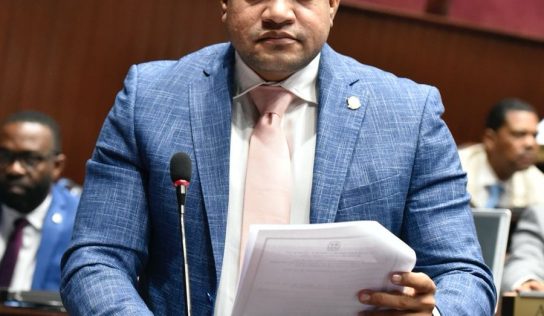 Diputado de Pedernales renunció a Fuerza del Pueblo en plena sesión