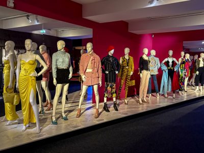 París inaugura retrospectiva de Gianni Versace en Museo Maillol