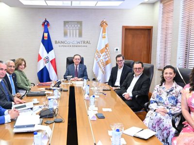 Economía dominicana crecería entre 3.5 % y 4 % en 2026, destaca gobernador del BCRD