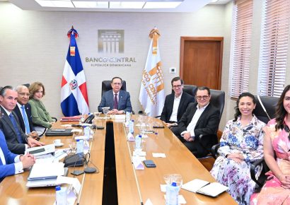 Economía dominicana crecería entre 3.5 % y 4 % en 2026, destaca gobernador del BCRD