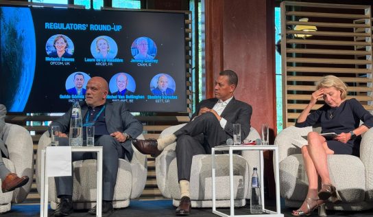 Guido Gómez Mazara apuesta por normas digitales que protejan usuarios y fomenten inversiones