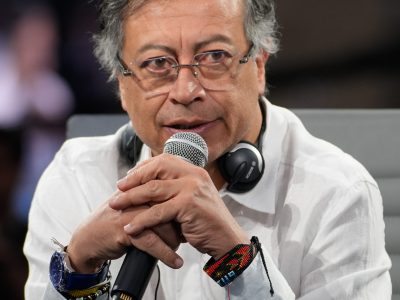 Petro acusa a campaña de De la Espriella de compra de votos