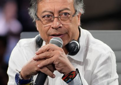 Petro acusa a campaña de De la Espriella de compra de votos