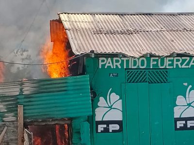 Incendio afecta vivienda con colores de Fuerza del Pueblo en Barahona