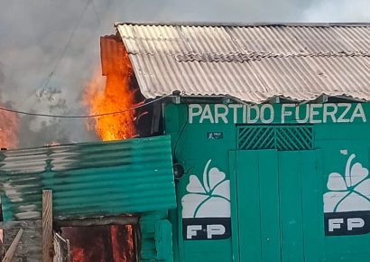 Incendio afecta vivienda con colores de Fuerza del Pueblo en Barahona