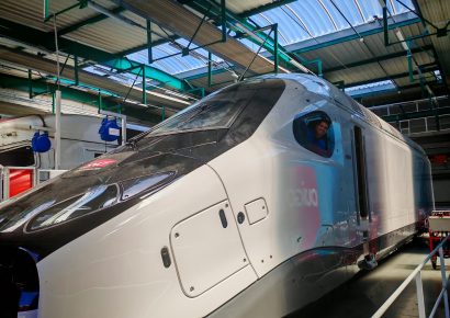 Inicia ensamblaje de trenes del Monorriel de Santiago en fábrica de Francia