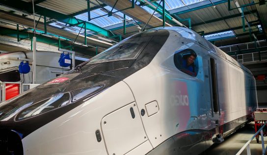 Inicia ensamblaje de trenes del Monorriel de Santiago en fábrica de Francia