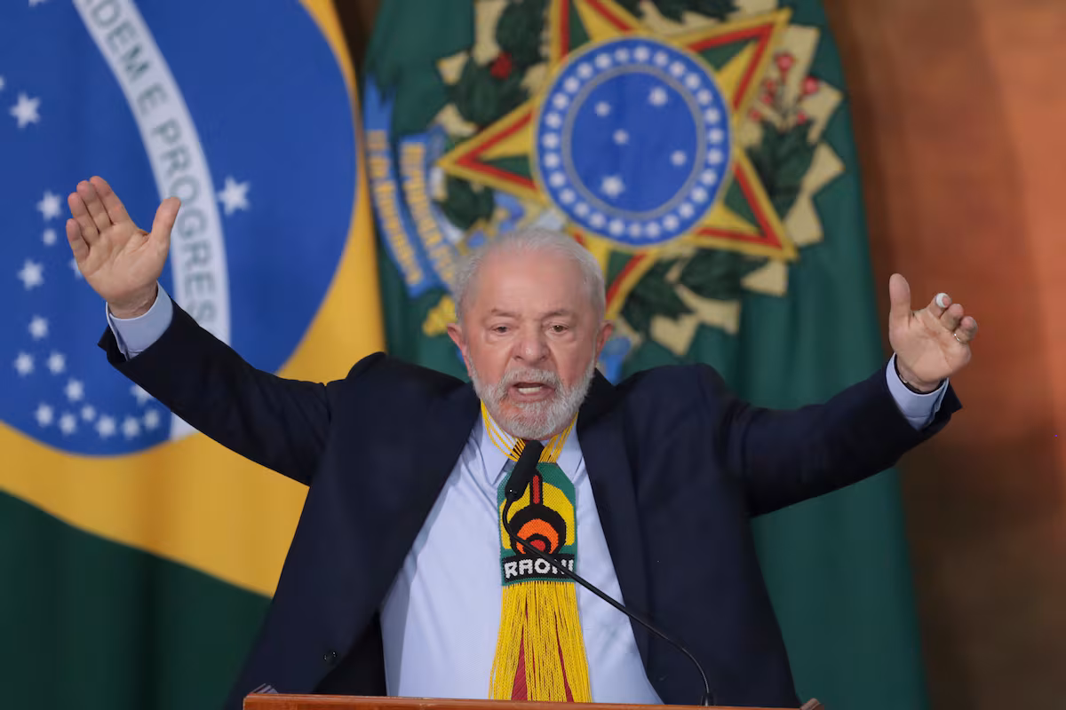 Lula propone dar mayor peso a la defensa si logra la reelección en Brasil