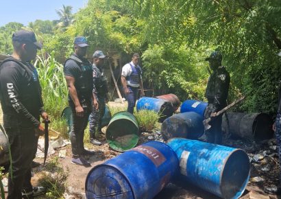 Fiscalía y Policía desmantelaron fábrica clandestina de alcohol en Azua
