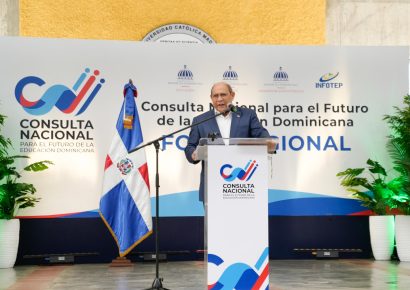 Gobierno promete revolución educativa, pero dudas crecen en Santiago