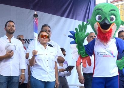 Moca recibió la antorcha de los Juegos Centroamericanos y del Caribe 2026 con júbilo y discursos patrióticos