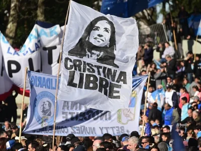 Seguidores de la expresidenta argentina Cristina Fernández realizan una masiva movilización en Buenos Aires para exigir su liberación