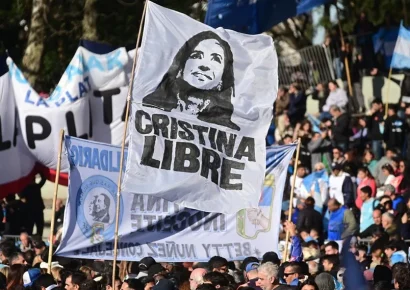Seguidores de la expresidenta argentina Cristina Fernández realizan una masiva movilización en Buenos Aires para exigir su liberación