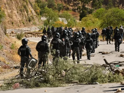 Policía y Fuerzas Armadas despejan carreteras bloqueadas en Bolivia tras semanas de protestas