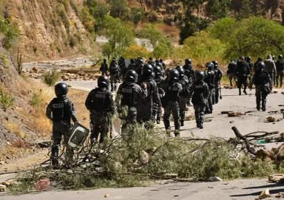 Policía y Fuerzas Armadas despejan carreteras bloqueadas en Bolivia tras semanas de protestas