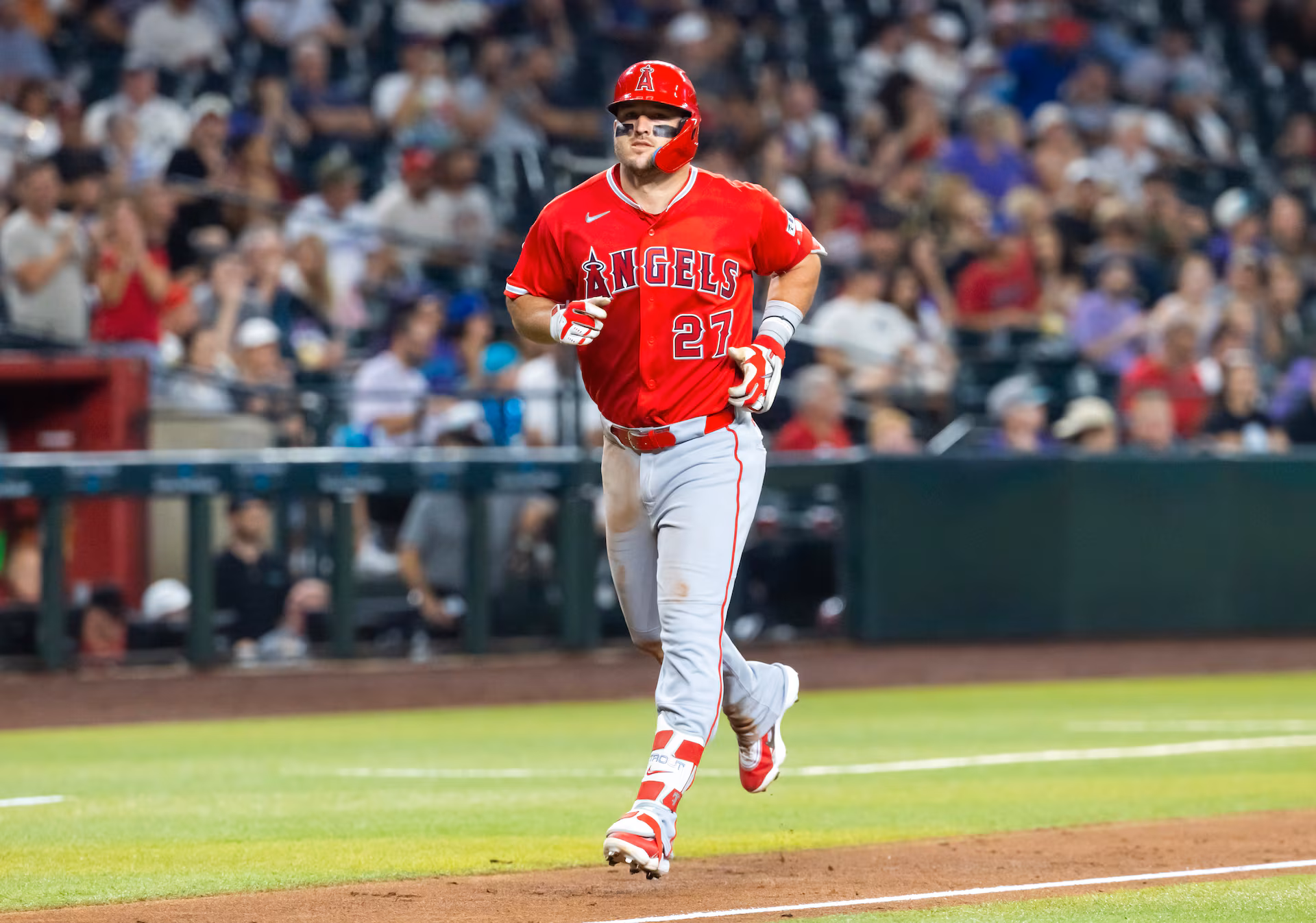 Mike Trout entra en lista de lesionados por distensión en la corva derecha
