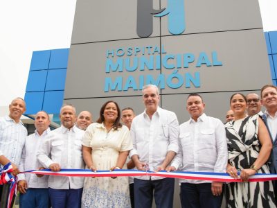 Abinader entrega hospital remozado en Maimón y anuncia nuevos proyectos de salud e infraestructura