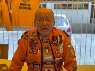 El rescatista mexicano de 80 años que vuelve por tercera vez a un desastre en Venezuela