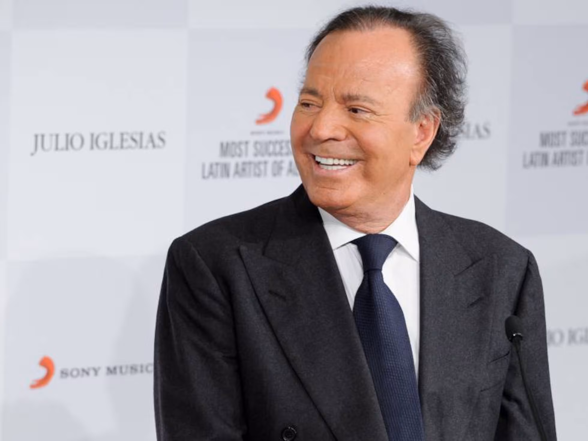 Julio Iglesias envía mensaje de apoyo a Venezuela tras terremotos: «Mi cariño sigue intacto»