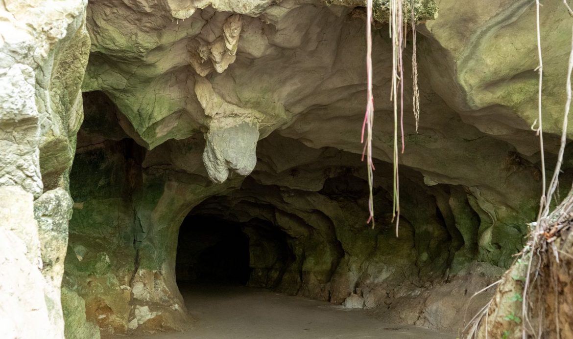Abinader declara de utilidad pública terrenos del Monumento Natural Cuevas del Pomier para fortalecer su protección ambiental y cultural