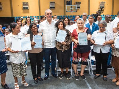 Presidente Abinader entrega más de 1,200 títulos de propiedad en Haina y beneficia a miles de familias