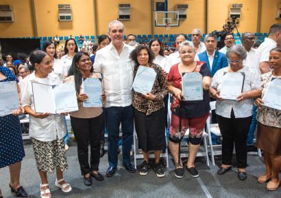 Presidente Abinader entrega más de 1,200 títulos de propiedad en Haina y beneficia a miles de familias
