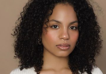 ¿Quién es Elaine Báez, la actriz dominicana que participa en la película “Office Romance” junto a Jennifer Lopez y Brett Goldstein?