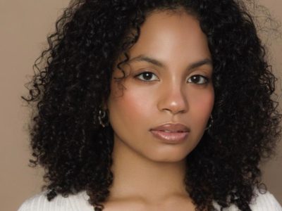 ¿Quién es Elaine Báez, la actriz dominicana que participa en la película “Office Romance” junto a Jennifer Lopez y Brett Goldstein?