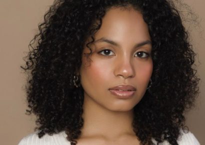 ¿Quién es Elaine Báez, la actriz dominicana que participa en la película “Office Romance” junto a Jennifer Lopez y Brett Goldstein?