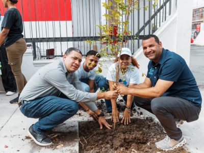 Alcaldía del DN celebra Día Mundial del Medio Ambiente con siembra de árboles y limpieza en playa Güibia
