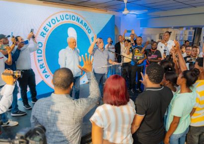 Secretario general y regidor de la Fuerza del Pueblo en Cotuí se juramenta en el PRM