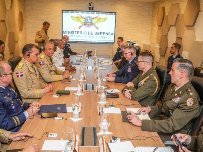 Ministro de Defensa recibe delegación del Comando Sur de Estados Unidos para fortalecer la cooperación estratégica bilateral