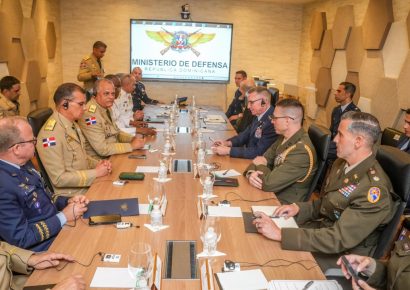Ministro de Defensa recibe delegación del Comando Sur de Estados Unidos para fortalecer la cooperación estratégica bilateral