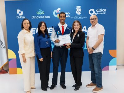 Carolina Mejía encabeza la quinta entrega de certificados a jóvenes de Cristo Rey y Villas Agrícolas en Centro Futuro