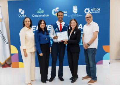 Carolina Mejía encabeza la quinta entrega de certificados a jóvenes de Cristo Rey y Villas Agrícolas en Centro Futuro