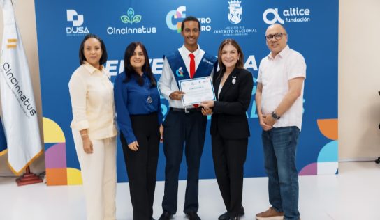 Carolina Mejía encabeza la quinta entrega de certificados a jóvenes de Cristo Rey y Villas Agrícolas en Centro Futuro