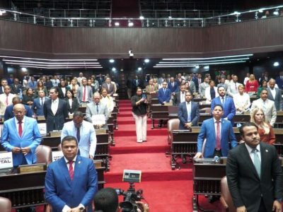 Diputados rinden homenaje póstumo a Alex Bueno con minuto de silencio