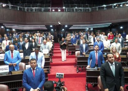 Diputados rinden homenaje póstumo a Alex Bueno con minuto de silencio