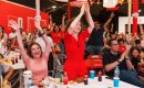 Ciudadanos disfrutan de la Copa Mundial de Fútbol en el Malecón Deportivo