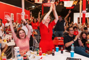 Ciudadanos disfrutan de la Copa Mundial de Fútbol en el Malecón Deportivo