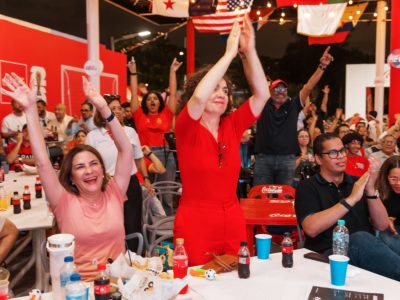 Ciudadanos disfrutan de la Copa Mundial de Fútbol en el Malecón Deportivo