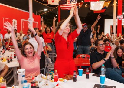 Ciudadanos disfrutan de la Copa Mundial de Fútbol en el Malecón Deportivo