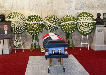 Último adiós a Alex Bueno en el Teatro Nacional