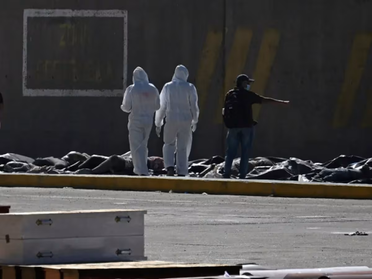 Morgue improvisada en Venezuela recibe a familiares que buscan identificar a sus seres queridos tras devastadores sismos