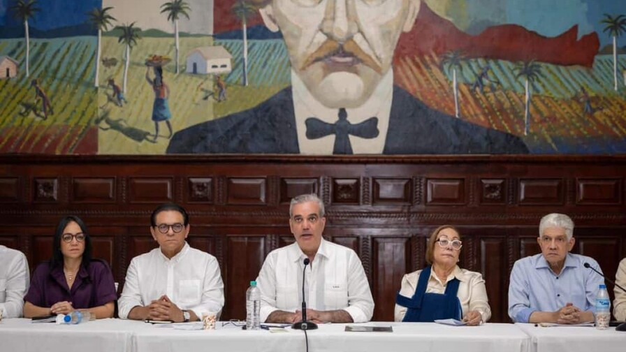 Abinader se reunió con comunitarios en Santiago y revisó proyectos clave
