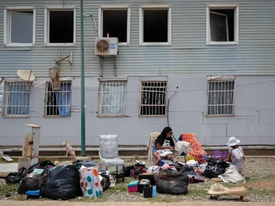 Damnificados sobreviven en campamentos improvisados en La Guaira