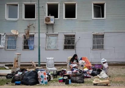 Damnificados sobreviven en campamentos improvisados en La Guaira