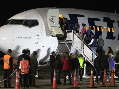Vuelo con 126 migrantes repatriados desde Florida aterriza en Venezuela