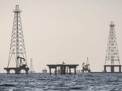 EE.UU. autoriza temporalmente la venta de petróleo iraní por 60 días
