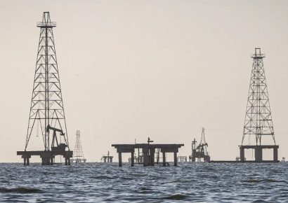EE.UU. autoriza temporalmente la venta de petróleo iraní por 60 días